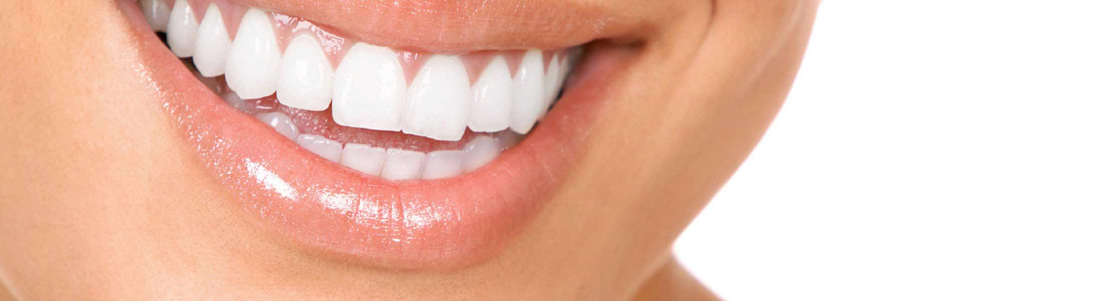 Zahnimplantate sehen aus und fühlen sich an wie natürliche Zähne.